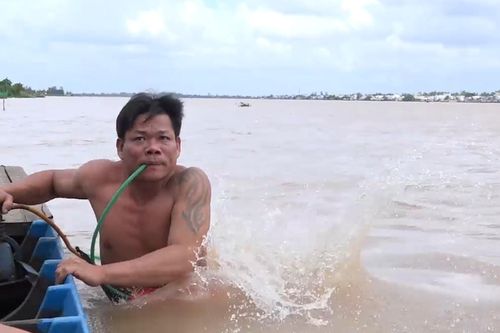 Dị nhân tay không bắt tôm, cá dưới đáy sông ở Đồng Tháp