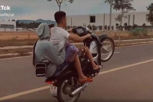Khoe bốc đầu xe trên TikTok, nam thanh niên ở Hà Nội bị phạt hơn 4 triệu đồng