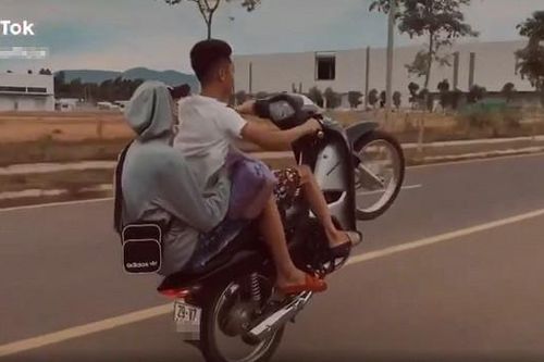 Bị phạt hơn 4 triệu đồng vì chạy xe máy 'bốc đầu' rồi khoe trên Tiktok