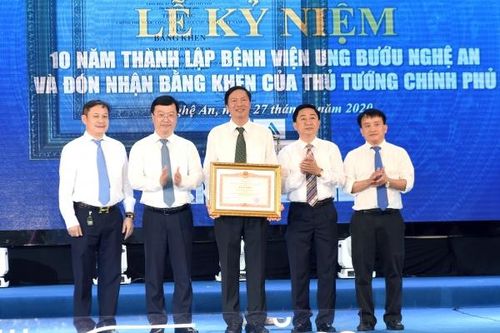 Bệnh viện Ung bướu Nghệ An đón nhận Bằng khen của Thủ tướng Chính phủ