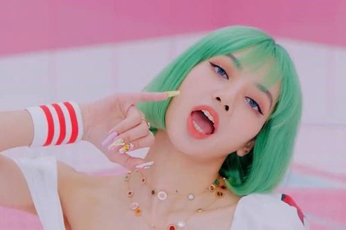Loạt trang phục ấn tượng của Lisa (BLACKPINK) trong MV Ice Cream, có món giá trị gần 1 tỉ