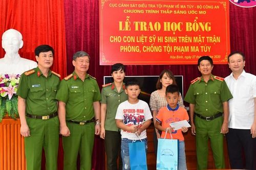 Cục Cảnh sát điều tra tội phạm về ma túy trao học bổng thắp sáng ước mơ cho con em liệt sỹ Công an nhân dân