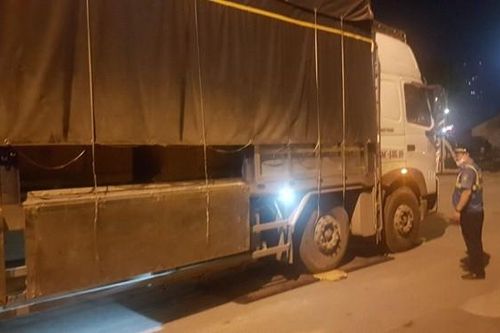 Thanh tra giao thông phát hiện xe ôtô vi phạm trọng tải 'khủng'