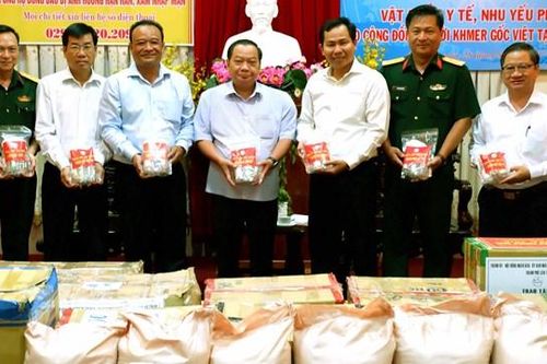 Cần Thơ: 1.000 phần quà cho người Khmer gốc Việt tại Campuchia