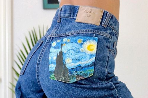 Cô gái vẽ tranh lên túi quần jeans cũ