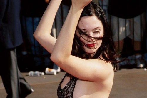 Rose McGowan lên tiếng về bộ váy tại thảm đỏ VMAs 1998