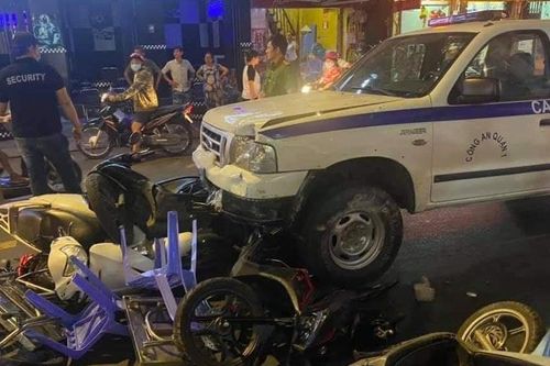 Tai nạn liên hoàn ở phố đi bộ Bùi Viện