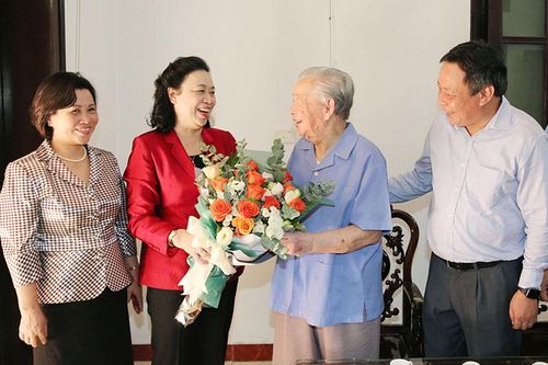 Lãnh đạo thành phố thăm, chúc mừng các đồng chí lão thành cách mạng