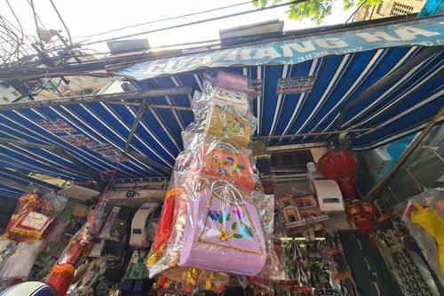 Rằm tháng 7, 'xế sang, hàng hiệu' cho người cõi âm ế ẩm mùa dịch