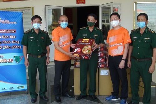 Thời báo Kinh tế Sài Gòn tặng 20.000 khẩu trang y tế cho BĐBP Long An