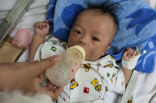 Giận vợ, người chồng đánh con trai 4 tháng gãy chân