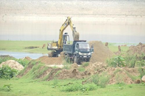 'Cát tặc' băm nát hồ thủy lợi, Chủ tịch huyện báo cáo không biết!