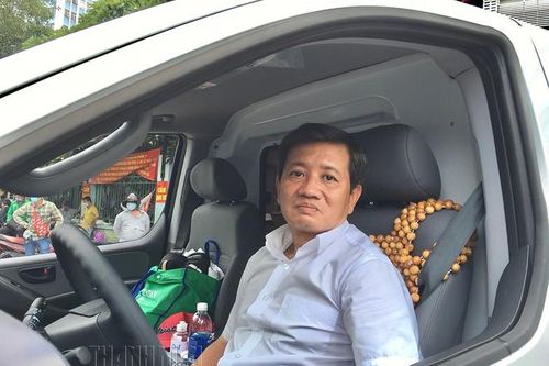 Ông Đoàn Ngọc Hải mua xe cứu thương chở bệnh nhân nghèo về quê miễn phí