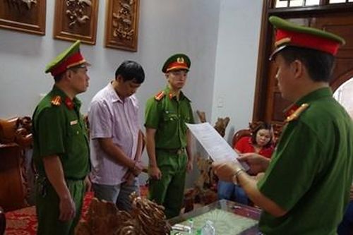 Chủ xưởng gỗ thuê người phá cả rừng thuộc dự án nhà nước
