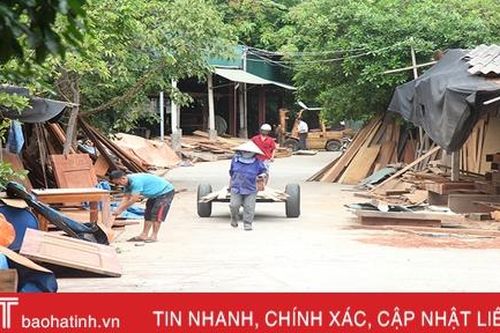 Doanh nghiệp chế biến gỗ lấn chiếm đê tả Nghèn, bao giờ sự việc được giải quyết?