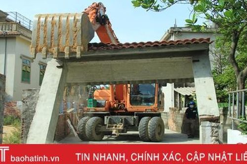 Tháo dỡ công trình công dân xây dựng trái phép ở Nghi Xuân