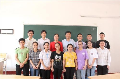 Lớp học trường làng có 14 học sinh đạt điểm xét tuyển đại học từ 27 điểm
