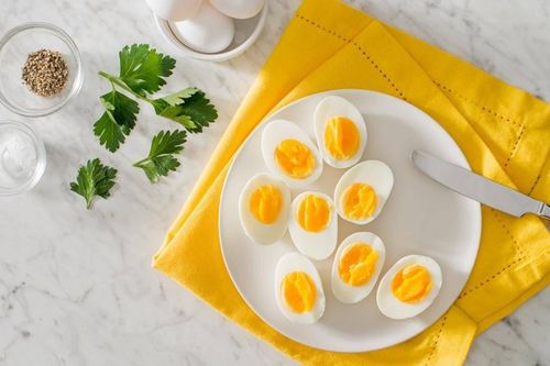 Thêm một bước đơn giản, trứng luộc xong sẽ mềm ngon, bóc vỏ dễ như trở bàn tay