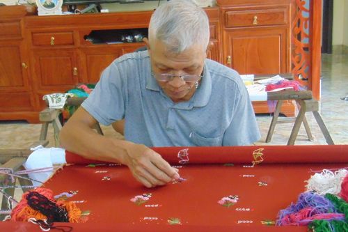 Trăn trở nỗi lo mai một nghề thêu tay truyền thống Quất Động