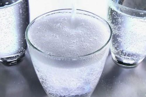 Gội đầu với nước ngọt có ga, ai cũng cũng trầm trồ vì kết quả sau đó
