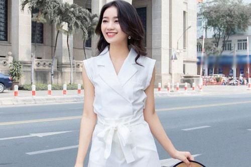 Bí quyết giúp nàng ngoài 30 diện áo sát nách hết sức thanh lịch