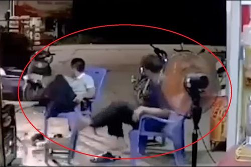 Clip: Khoảnh khắc ô tô mất lái lao lên vỉa hè và phản ứng cực nhanh của hai người đàn ông