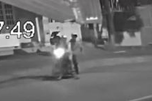 Clip: Dựng xe trên lề đường rồi nằm ngủ ngon lành, người đàn ông bị 2 thanh niên thản nhiên 'cuỗm' luôn xe máy