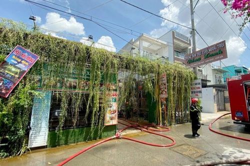 Nhà hàng tiệc cưới ngoài trời ở Sài Gòn bất ngờ bốc cháy dữ dội lúc giữa trưa