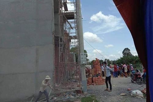 Sập giàn giáo ở Long An, 8 người thương vong