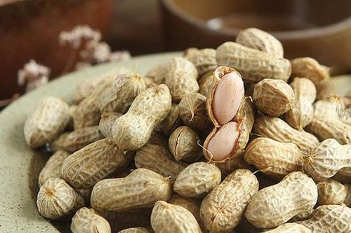 Luộc lạc đừng cho ngay vào nồi, làm thêm 2 bước này lạc ngon hoàn hảo