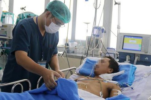 Người đàn ông bị rắn hổ mang chúa cắn đã có thể tự thở