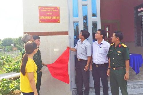 Bàn giao nhà tình nghĩa quân dân
