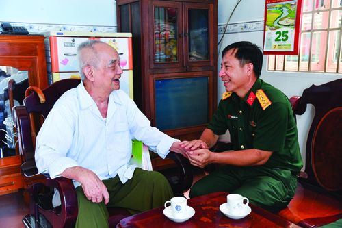 Bộ Chỉ huy Quân sự tỉnh gặp mặt kỷ niệm 75 năm Ngày truyền thống lực lượng vũ trang tỉnh Đồng Tháp
