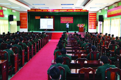 Bí thư Tỉnh ủy nói chuyện với cán bộ, sĩ quan Bộ Chỉ huy Quân sự tỉnh