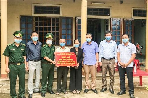 Trao 100 triệu đồng cho 'mẹ nuôi của lính biên phòng'