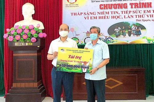 Tặng 230 suất học bổng cho học sinh nghèo vượt khó