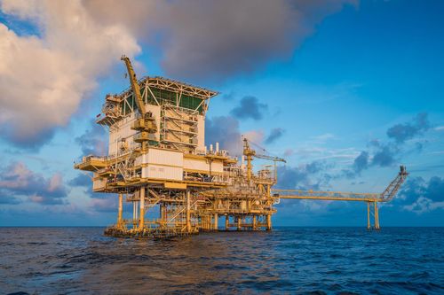 Giá dầu thô tiếp tục giảm, ngành năng lượng Hoa Kỳ nhanh chóng tái khởi động sau bão