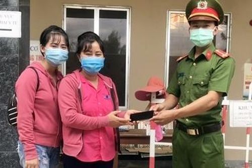 Nhặt được điện thoại 'xịn' trong lúc chống dịch, Trung úy Công an tìm trả người đánh rơi