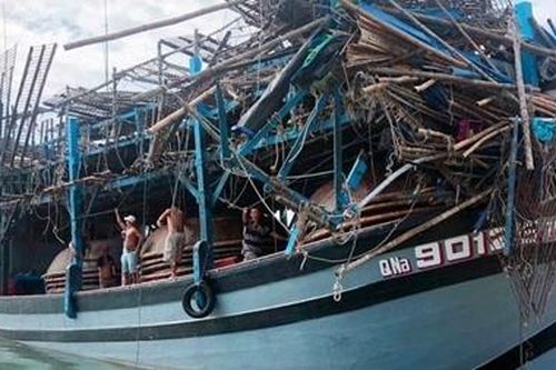 Tàu hàng tông tàu cá trong đêm, một ngư dân rơi xuống biển
