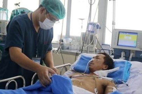 Người đàn ông bị rắn cắn đã được rút ống thở và tự thở tốt