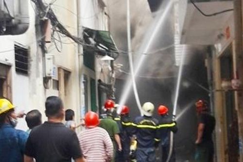 Nối vòi rồng chữa cháy căn nhà làm kho chứa đồ nhựa trong hẻm sâu