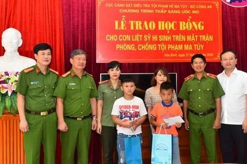 Trao học bổng cho 4 học sinh là con liệt sỹ Công an