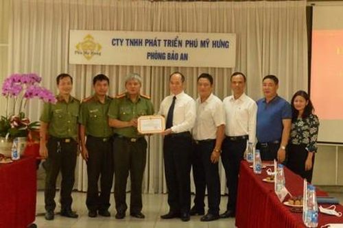 Phú Mỹ Hưng nhận giấy khen từ Công an TP.HCM