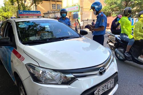 Xử phạt 10 tài xế taxi vi phạm trên phố Phủ Doãn