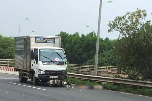 Nam thanh niên tử vong do đi ngược chiều trên Đại lộ Thăng Long