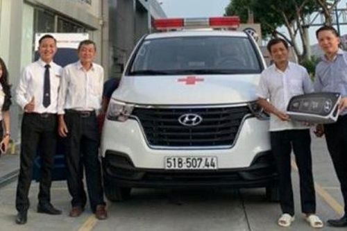 Ông Đoàn Ngọc Hải tự lái xe cứu thương chở bệnh nhân nghèo về quê miễn phí