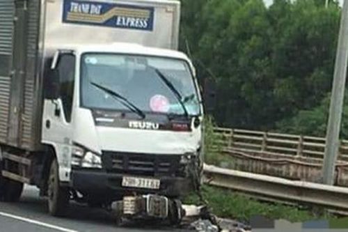 Hà Nội: Người đàn ông tử vong thương tâm sau cú đâm trực diện xe tải trên Đại lộ Thăng Long