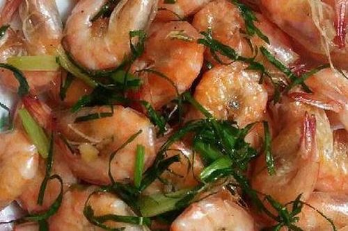 Rang tôm đồng: 90% chị em 'dại dột' cho thứ nước này vào khiến tôm ướt, không giòn, vị thiếu đậm đà