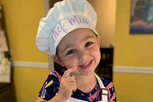 Bé gái Mỹ ủng hộ 1.000 chiếc bánh cho tuyến đầu chống dịch
