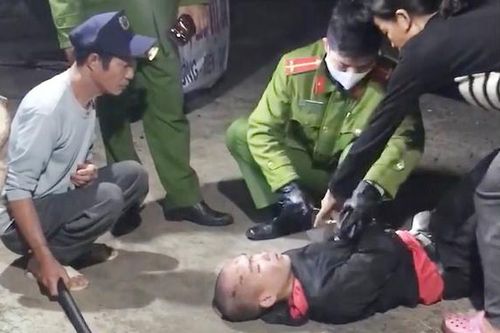 Tên cướp bị nhân viên quán cà phê khống chế